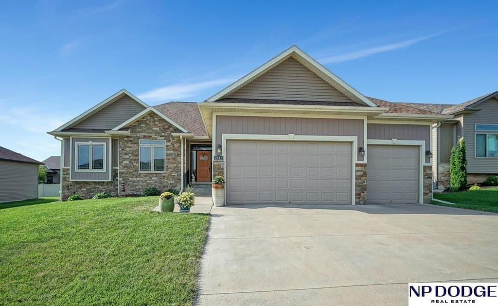 4 bedroom house for sale at 2841 Valley Stream Dr Lincoln - $485,000