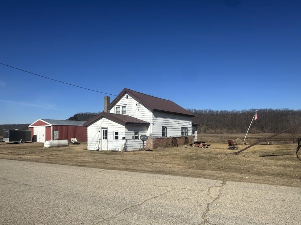 2 bedroom house for sale at 7062 Baker Rd Arena - $199,000