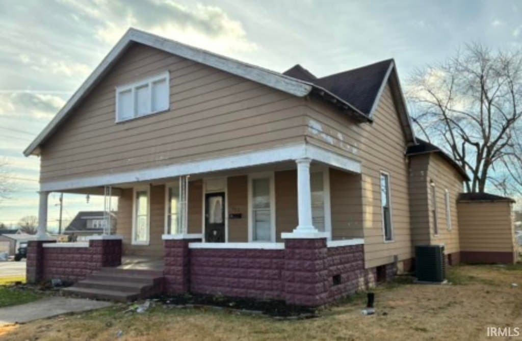 3 bedroom house for sale at 403 W 3rd St Bicknell - $89,900