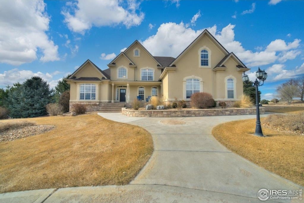 8 bedroom house for sale at 63 Lakeview Cir Blue Sky - $950,000
