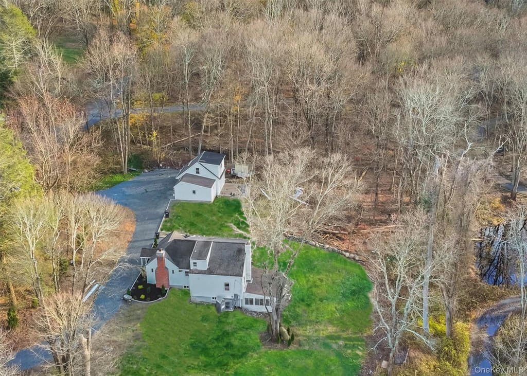 3 bedroom house for sale at 65 Hickory Ln Bedford - $1,275,000