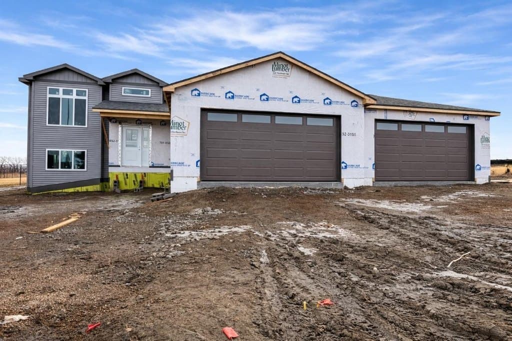 4 bedroom house for sale at 2301 Johnson St Burlington - $494,900