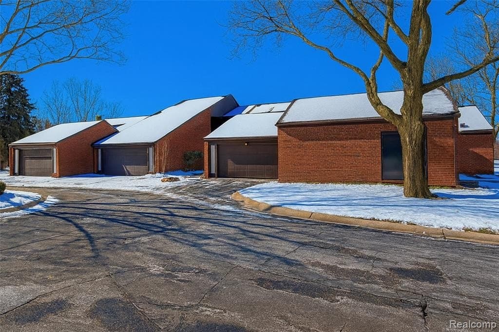 2 bedroom townhouse for sale at 3082 Lindenwood Dr Dearborn 48120 - $210,000