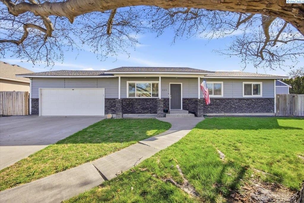 4 bedroom house for sale at 225 Mata Rd Kennewick - $465,000