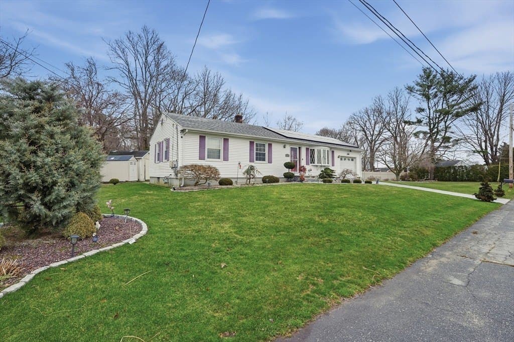 3 bedroom house for sale at 572 Bartlett St Acushnet - $490,000