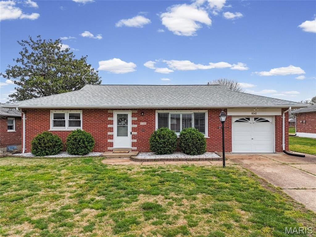 2 bedroom house for sale at 8542 Craighill Dr Affton - $215,000