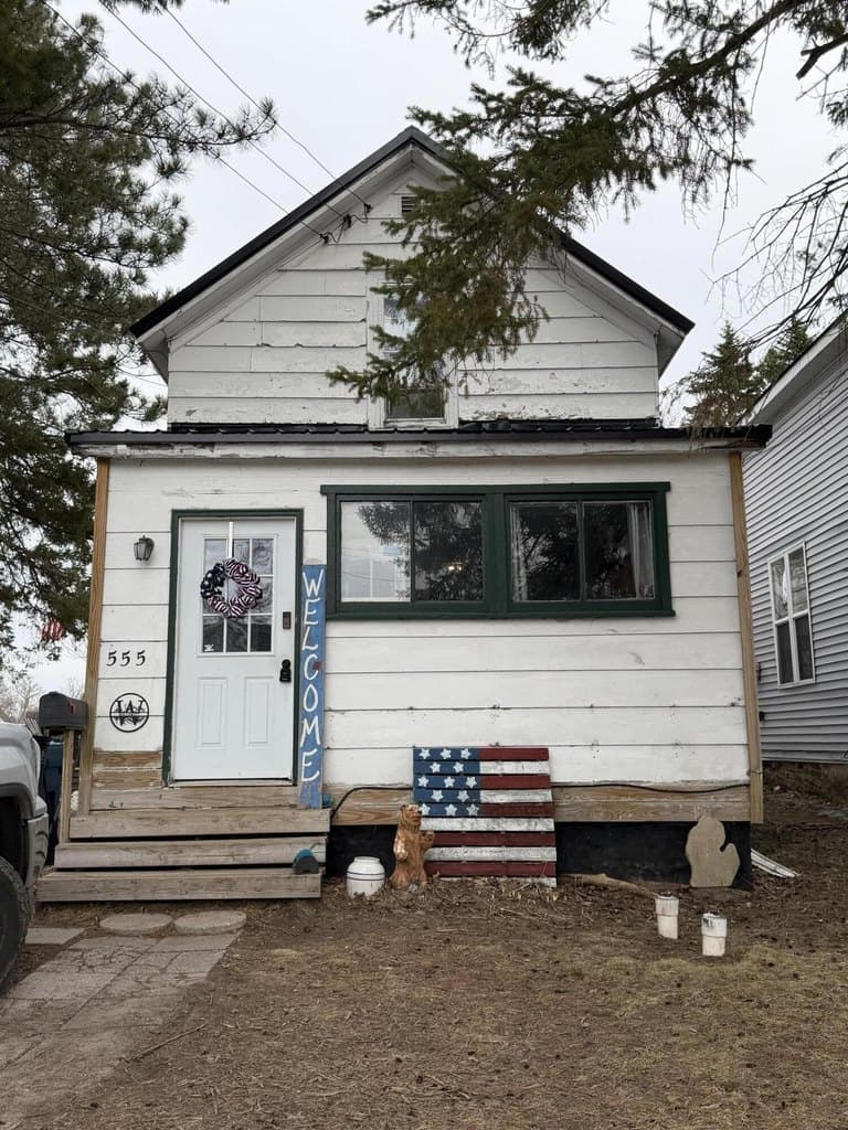 3 bedroom house for sale at 555 Carrie St Ste Marie Sault Ste Marie 49783 - $149,000