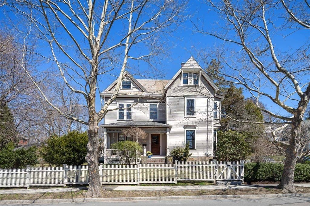 4 bedroom house for sale at 23 Columbia St Watertown Town 02472 - $1,995,000