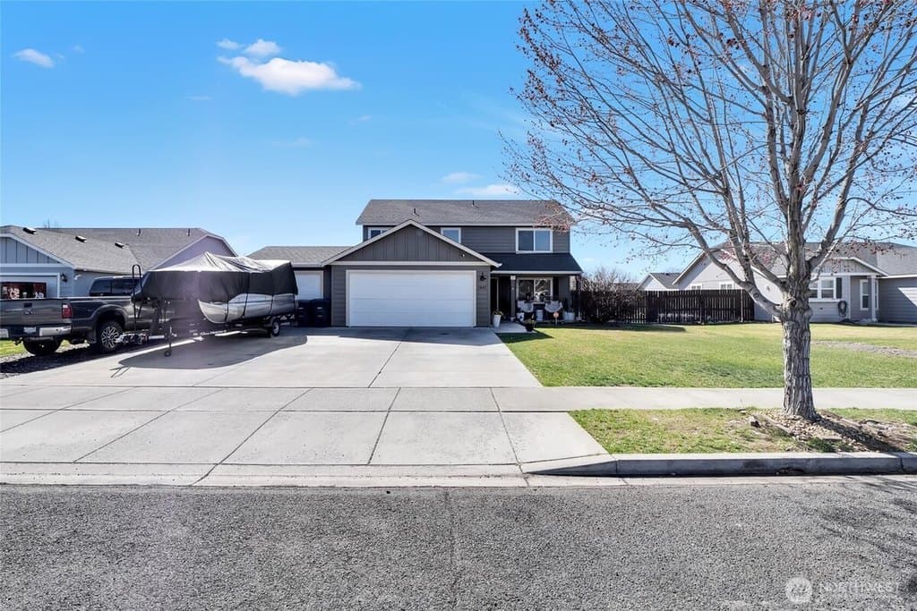4 bedroom house for sale at 1407 E Crossroads Dr Moses Lake 98837 - $429,999