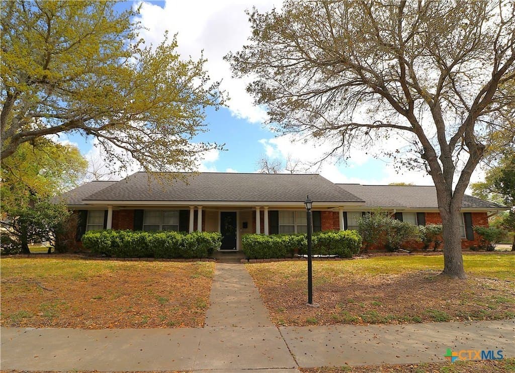 3 bedroom house for sale at 417 Salisbury Ln Victoria 77904 - $294,900