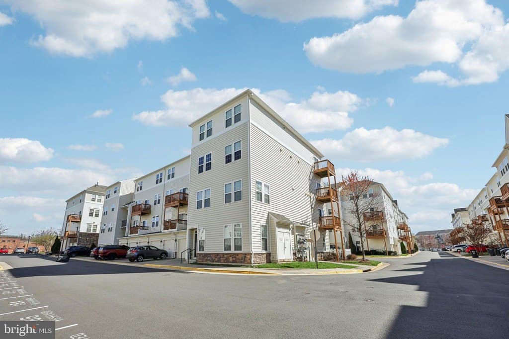 2 bedroom condo for sale at 24628 Byrne Meadow Sq Unit 303 Aldie - $400,000