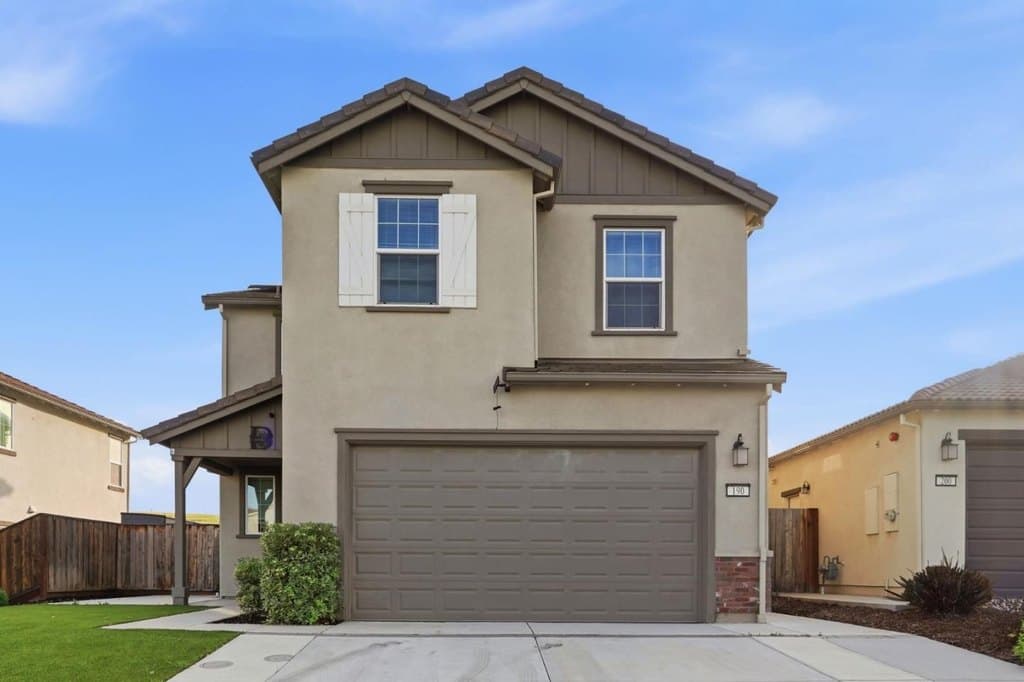 4 bedroom house for sale at 190 Tanoak St Hollister 95023 - $838,000