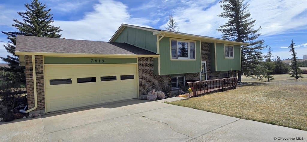 4 bedroom house for sale at 7813 Powderhouse Rd Cheyenne - $575,000