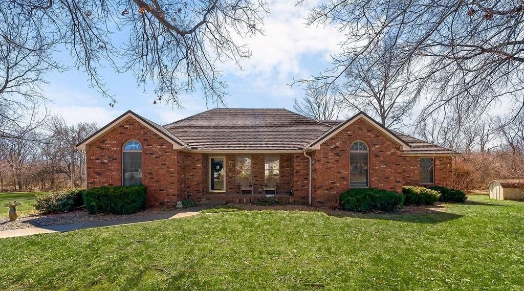 3 bedroom house for sale at 13 Skyline Dr Adrian - $419,900