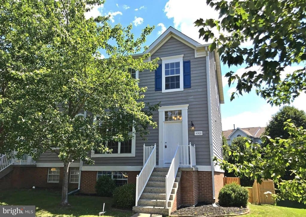 4 bedroom townhouse for sale at 14300 Montverd Ct Centreville - $629,900