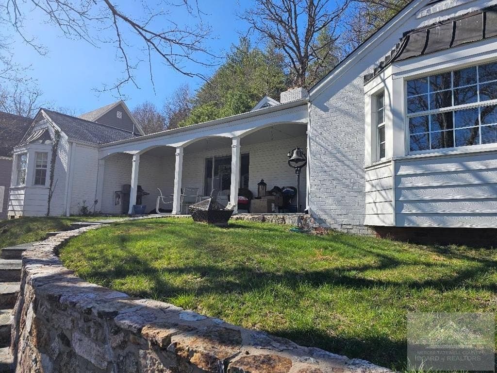 4 bedroom house for sale at 42 College Dr Bluefield - $295,000