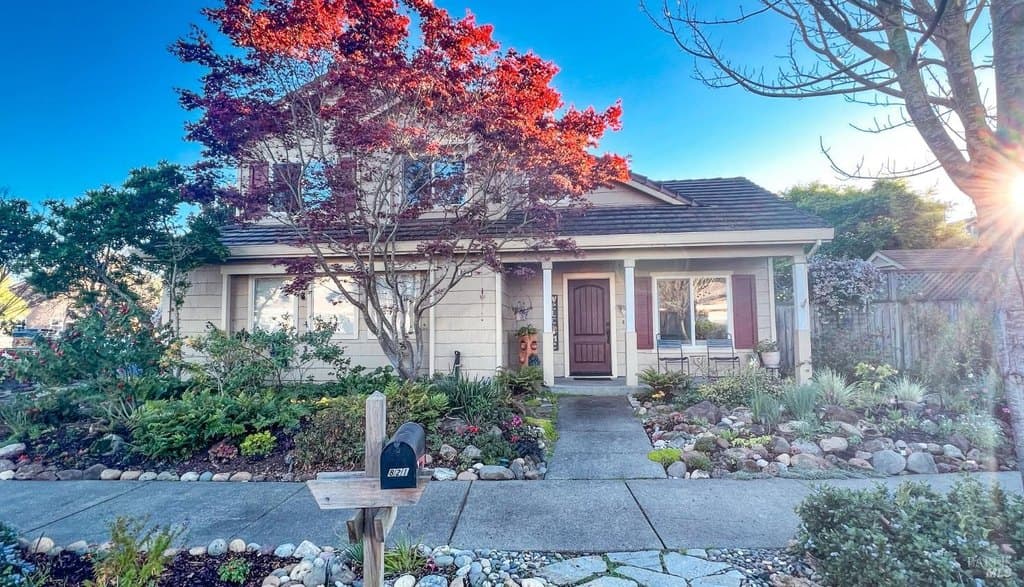 4 bedroom house for sale at 821 Rolling Hill Dr Petaluma 94954 - $949,000