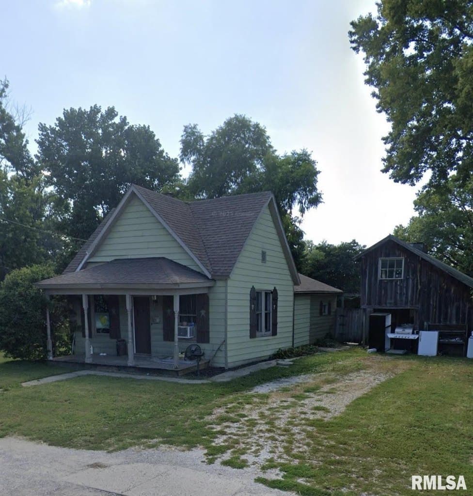 2 bedroom house for sale at 125 S Bluffs St Bluffs - $80,000