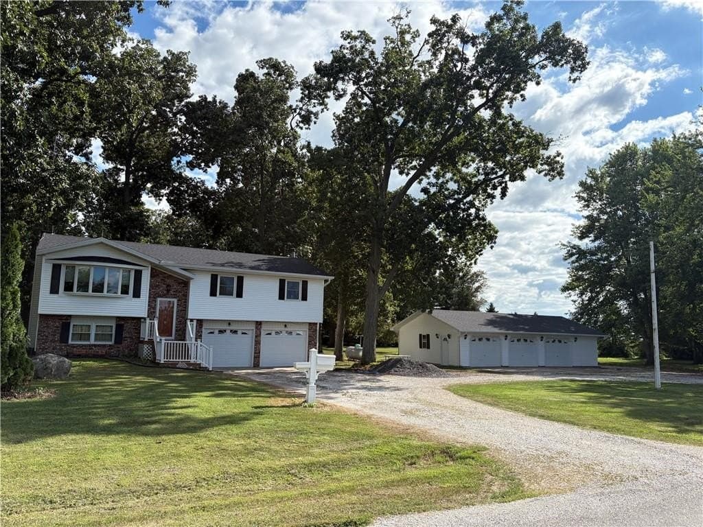 3 bedroom house for sale at 990 E 2200 North Rd Assumption - $299,000