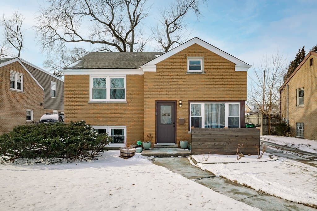 3 bedroom house for sale at 2616 S 12th Ave Broadview - $345,000