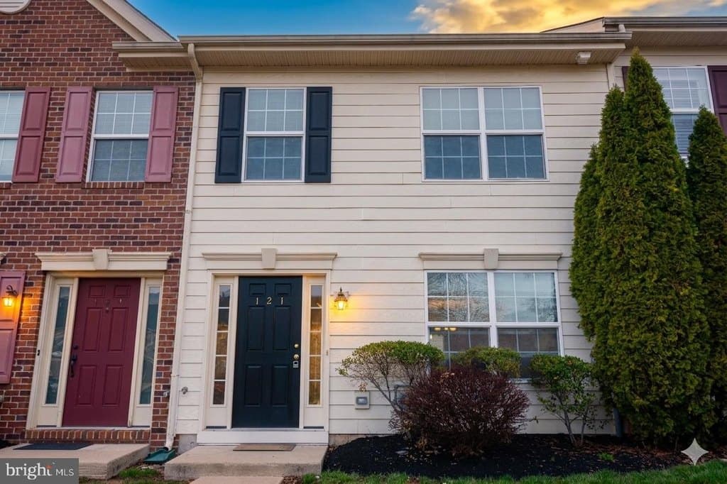 3 bedroom townhouse for sale at 121 S Penn St Pottstown 19464 - $279,000