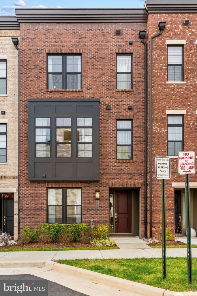 3 bedroom townhouse for sale at 43433 Wilcox Ter Ashburn 20148 - $949,900