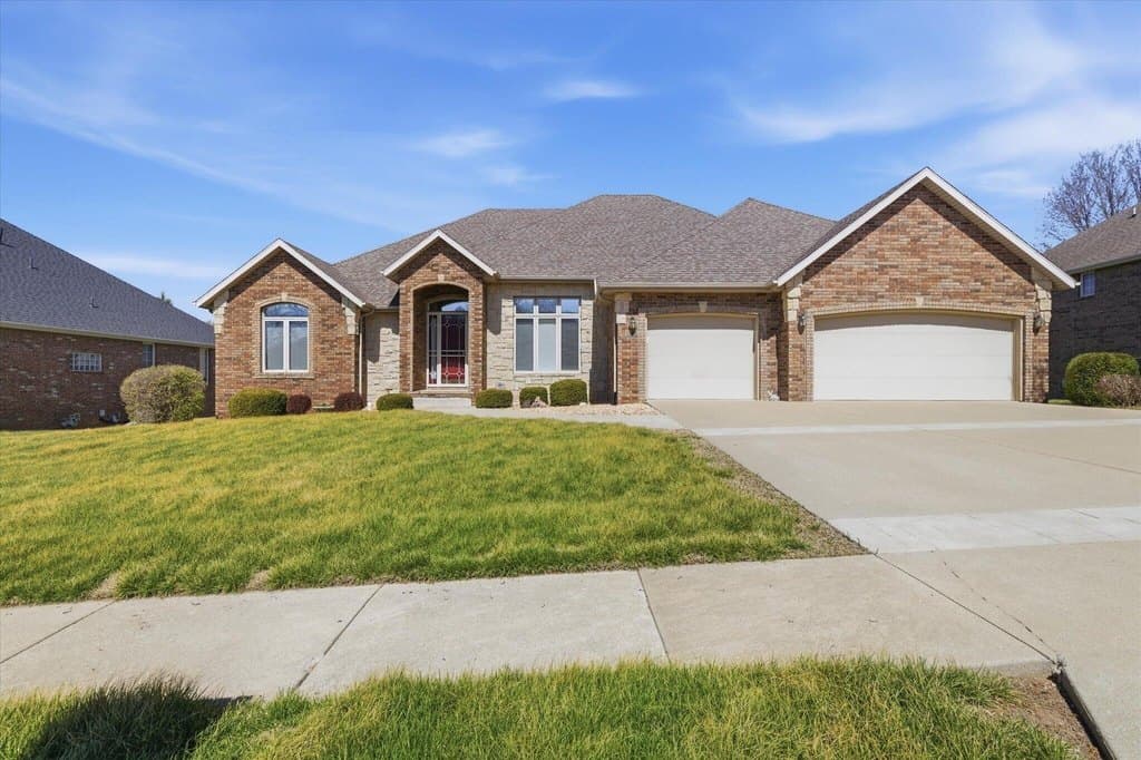 4 bedroom house for sale at 3233 Shady Glen St Springfield 65804 - $469,900