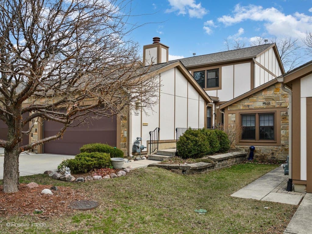 3 bedroom townhouse for sale at 1327 Shagbark Ln Wheaton 60187 - $485,000