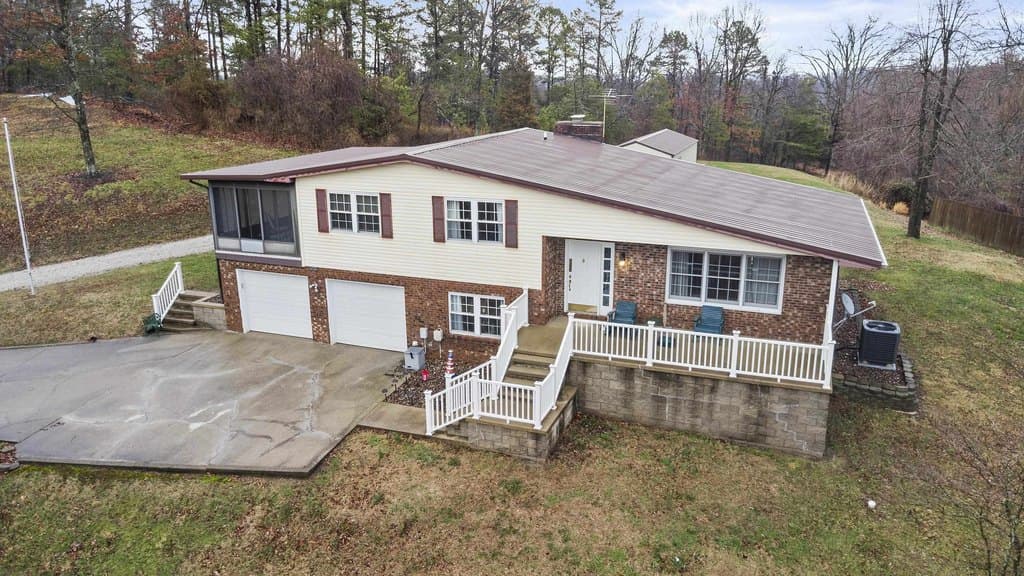 3 bedroom house for sale at 5943 Lynnwood Ct Catlettsburg - $235,000