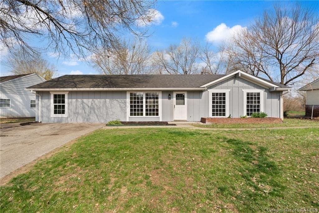 4 bedroom house for sale at 427 Webster Blvd Jeffersonville 47130 - $219,900