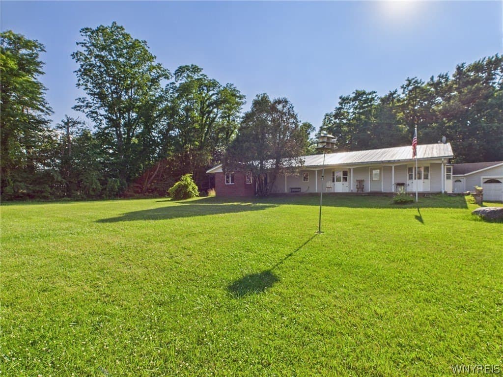 3 bedroom house for sale at 9279 Lake Ave Brocton - $189,999