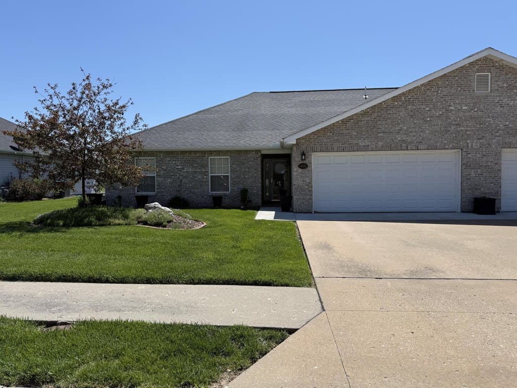 3 bedroom townhouse for sale at 1406 Reynolds Rd Marshall 65340 - $239,000
