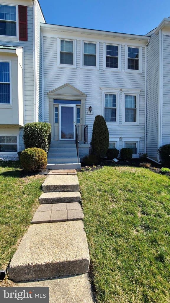 4 bedroom townhouse for sale at 4123 Waterbuck Way Burtonsville - $460,000