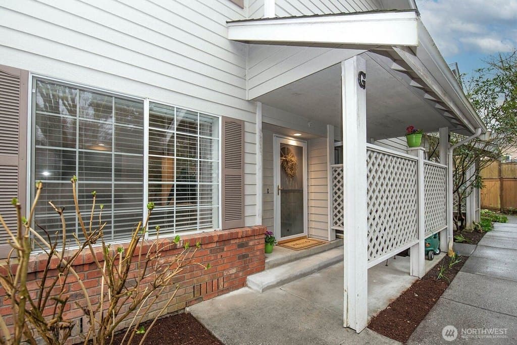 2 bedroom townhouse for sale at 19620 80th Ave W Apt G Edmonds 98026 - $435,000