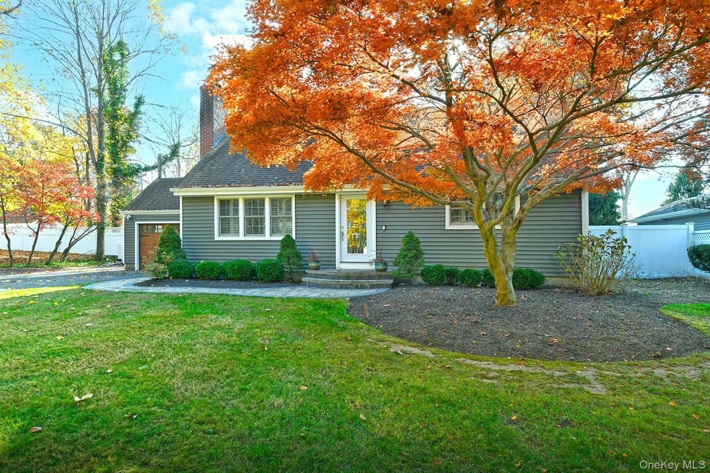 4 bedroom house for sale at 12 Darling Ave Smithtown 11787 - $849,000