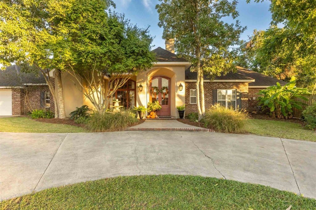 3 bedroom house for sale at 6996 Highway 1 Belle Rose - $425,000