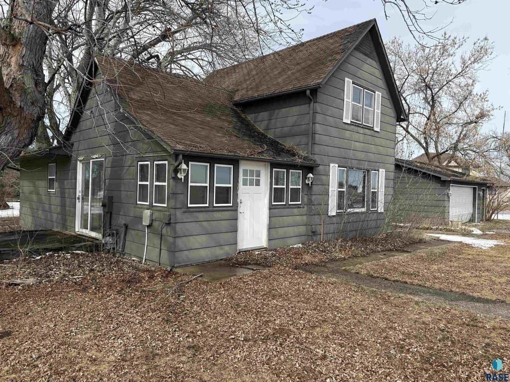 3 bedroom house for sale at 405 SE 13th St Beresford - $74,900