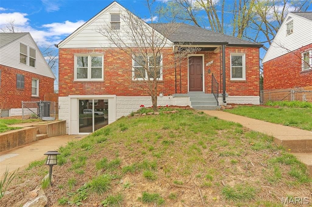 3 bedroom house for sale at 8615 Charlton Ln Affton - $269,990