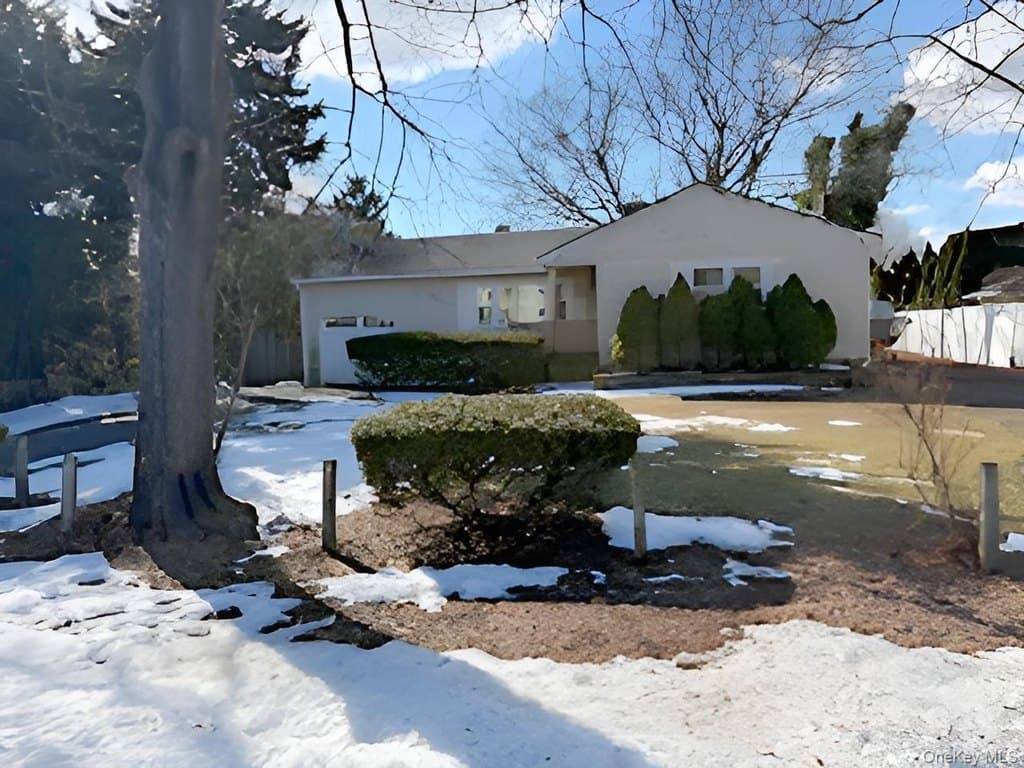 3 bedroom house for sale at 206 Edwards Ave Sayville 11782 - $575,000