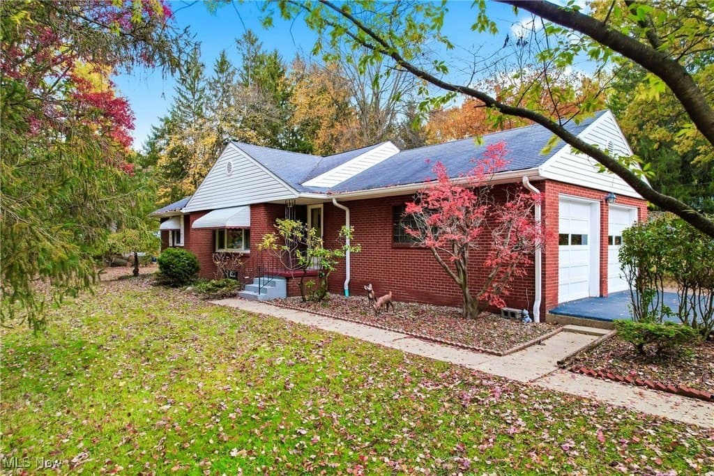 2 bedroom house for sale at 1558 Portal Dr NE Howland Center 44484 - $219,000