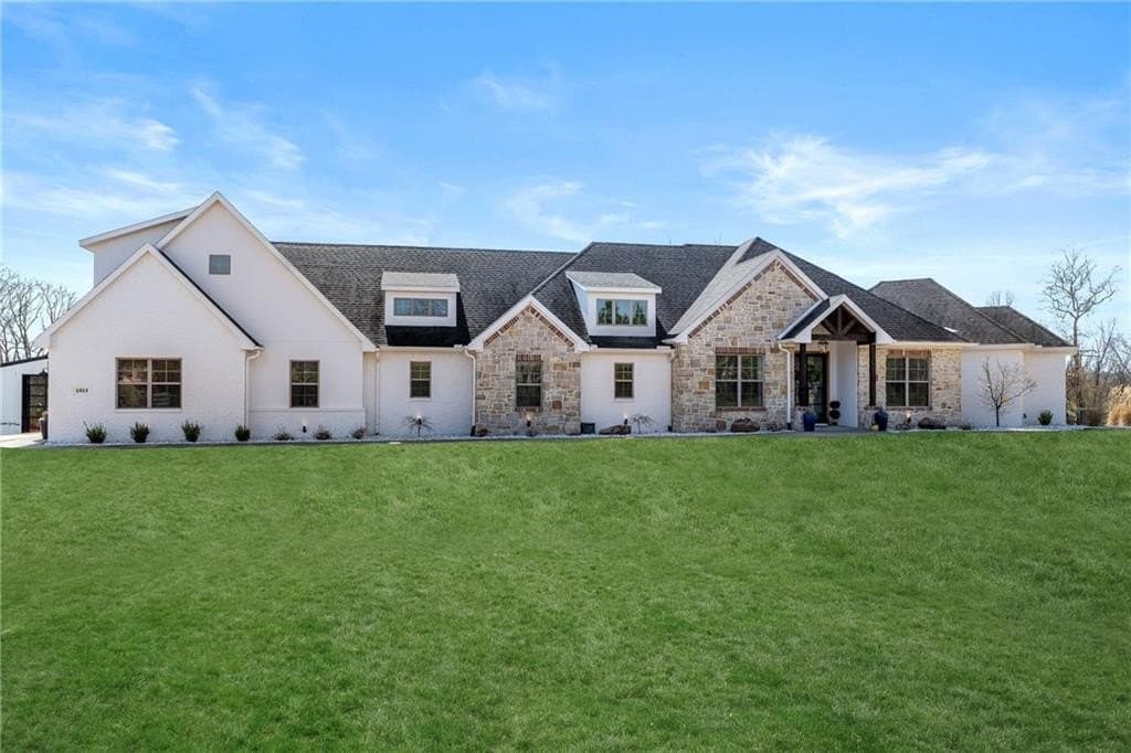 4 bedroom house for sale at 1913 Haxton Ln Cave Springs - $2,499,000