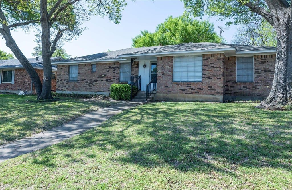 3 bedroom house for sale at 1860 Meadow Valley Ln Dallas - $299,900