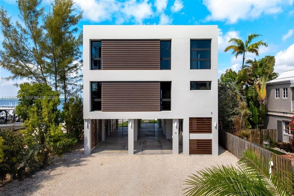 4 bedroom house for sale at 21 Stillwright Way Key Largo 33037 - $4,799,000