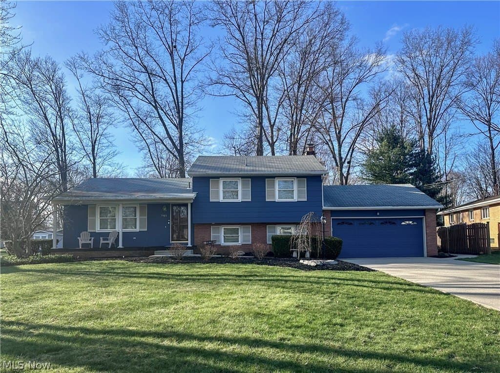 4 bedroom house for sale at 7915 Brookwood St NE Howland Center 44484 - $229,900