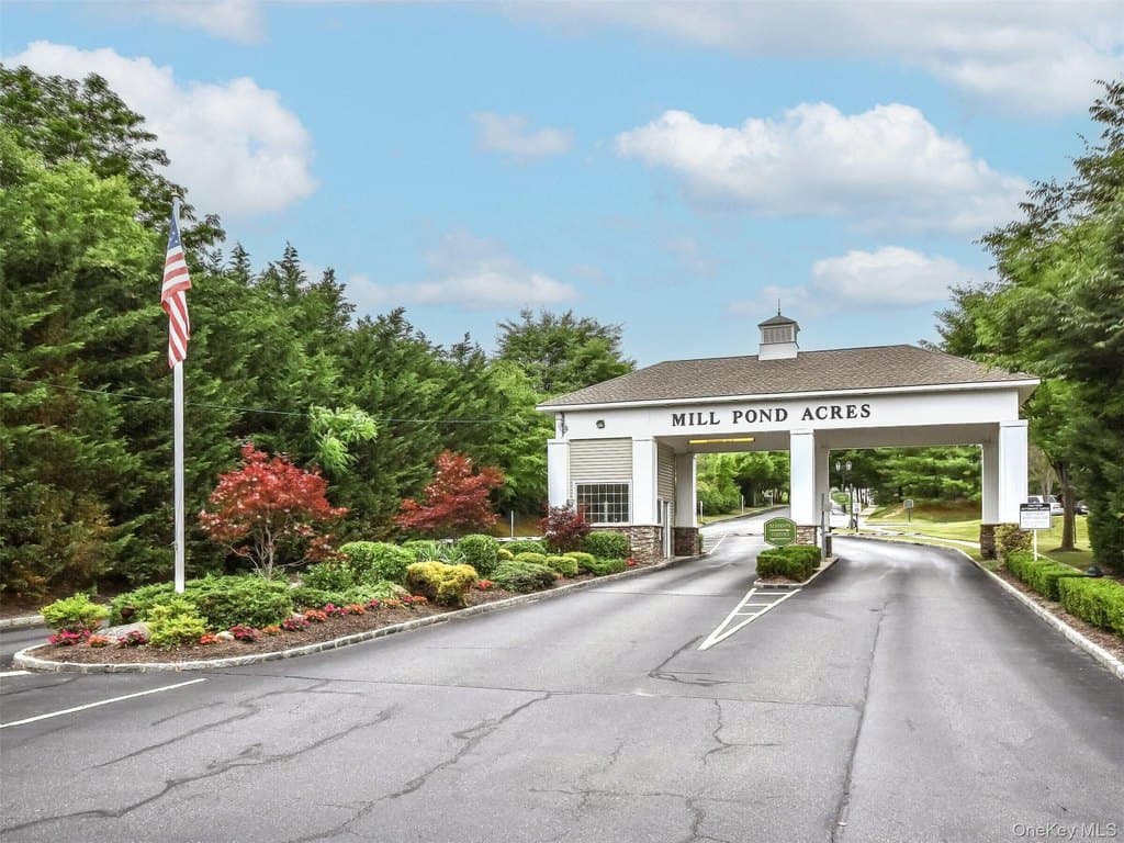 4 bedroom condo for sale at 174 Pond View Dr Port Washington 11050 - $1,389,000