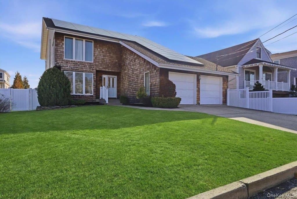 4 bedroom house for sale at 141 Annuskemunnica Rd Babylon 11702 - $1,050,000