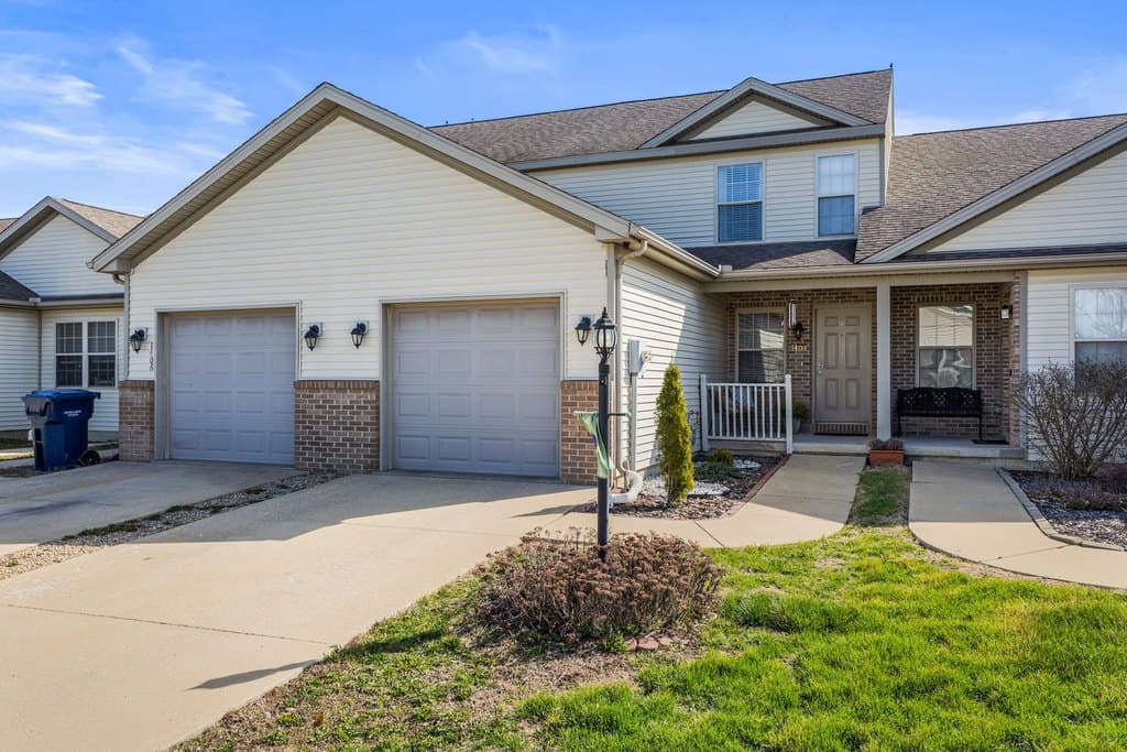3 bedroom townhouse for sale at 1404 Bluegrass Ln Champaign - $229,900