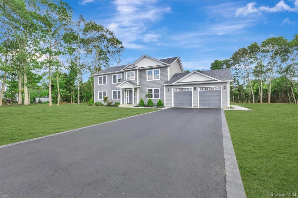 6 bedroom house for sale at 92 Park St Blue Point - $1,125,000