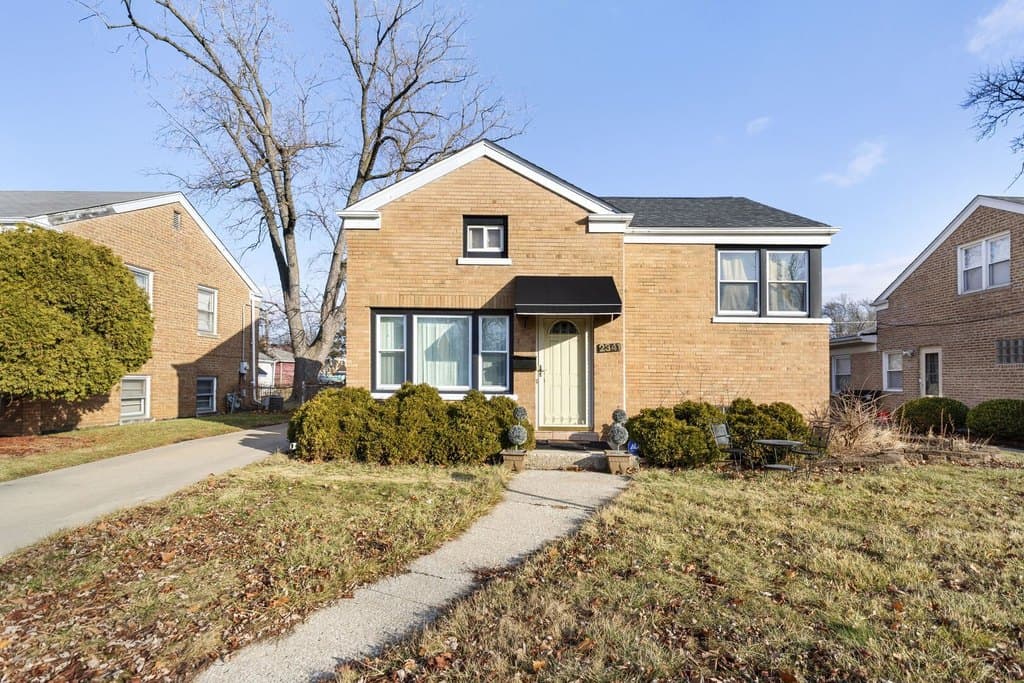 3 bedroom house for sale at 2341 S 24th Ave Broadview - $299,500