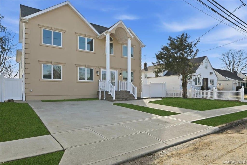 5 bedroom house for sale at 1050 Hastings St Baldwin - $1,129,000